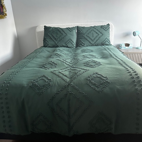 Other - Forest green queen size tufted duvet cover and sham set